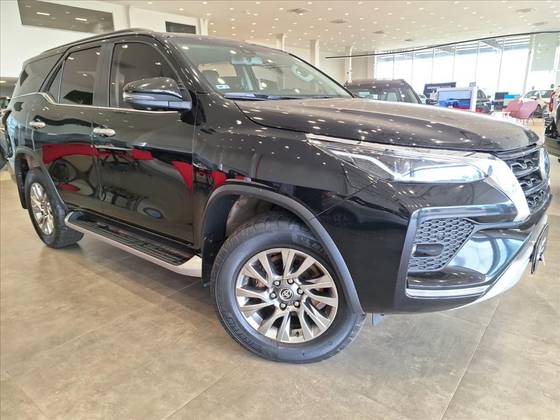 TOYOTA HILUX SW4 2.8 D-4D TURBO DIESEL SRX 7L 4X4 AUTOMÁTICO